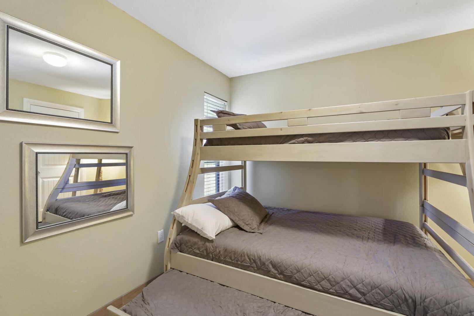 Ground Floor Beachfront Beauty! Steps To The Beach And Pool South Padre Island Room photo